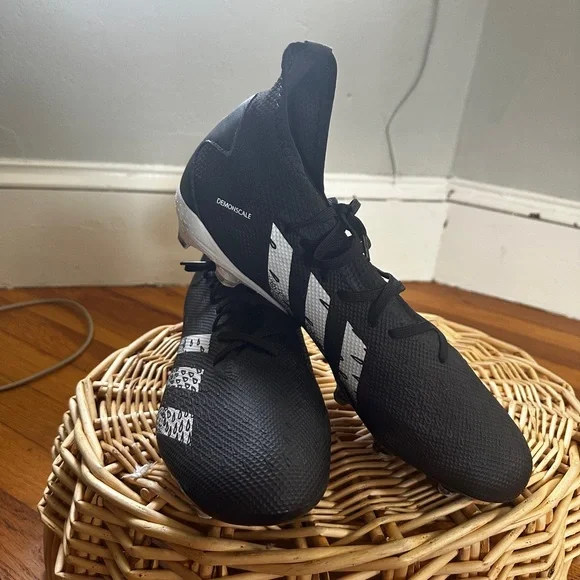 Men’s Size 11.5 Adidas Predator Soccer/Rugby Cleats Worn Once - Picture 2 of 5